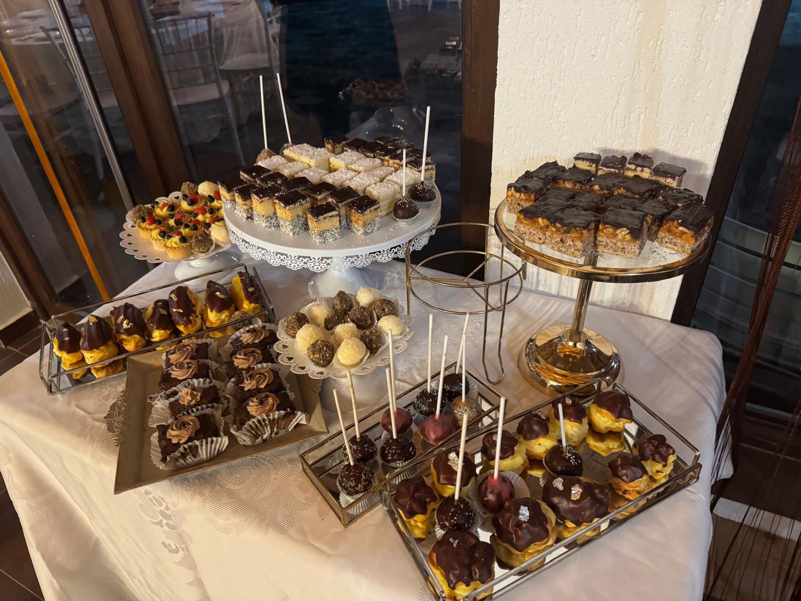 Bufet desert catering nunta Valcea - prajituri si dulciuri artizanale