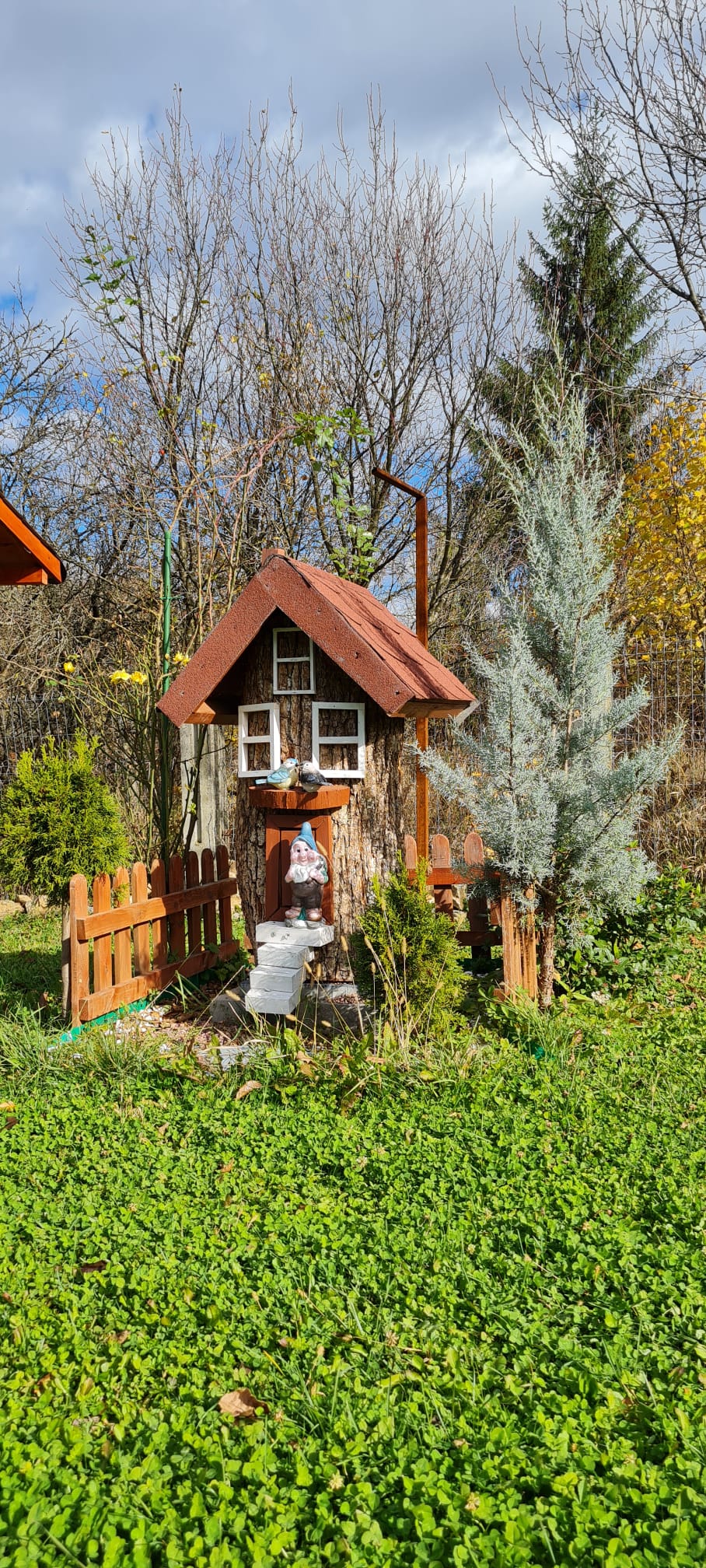 Casuta de poveste din lemn in gradina pensiunii - loc de joaca tematic pentru copii in Valcea