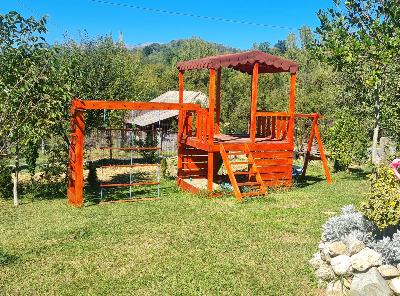 Loc de joaca pentru copii cu tobogan si leagane - cazare familie Valcea