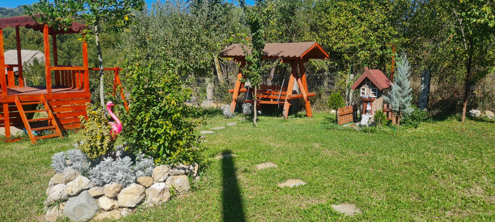 Foisor din lemn si leagane in gradina pensiunii Vila Fane Pietrari