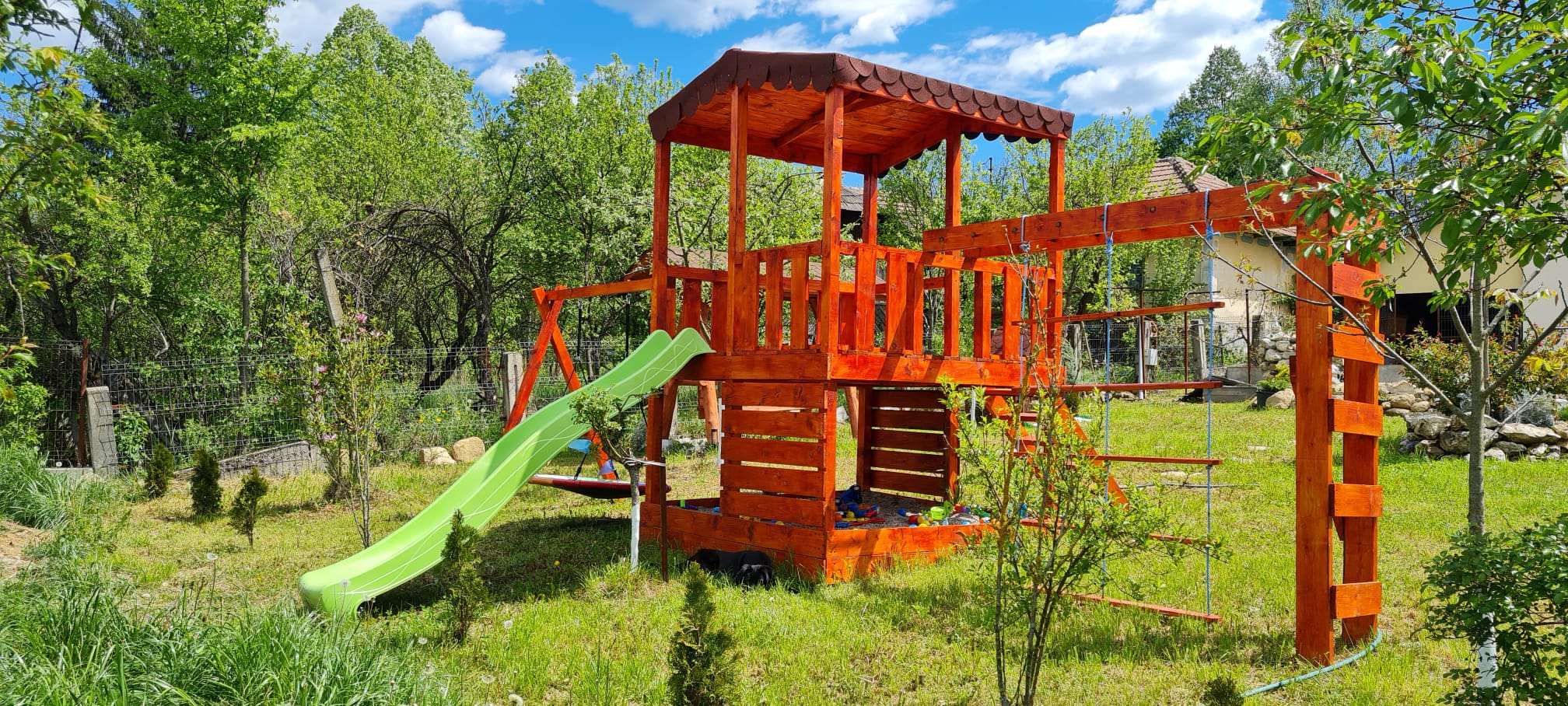 Tobogan mare din lemn in gradina pensiunii - activitati copii Valcea