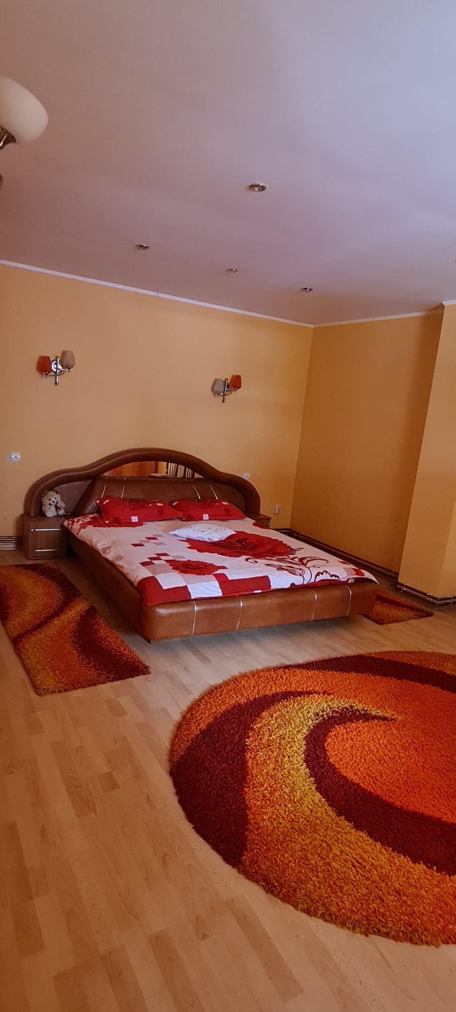 Camera cazare pensiune Valcea - dormitor spatios cu pat dublu Vila Fane