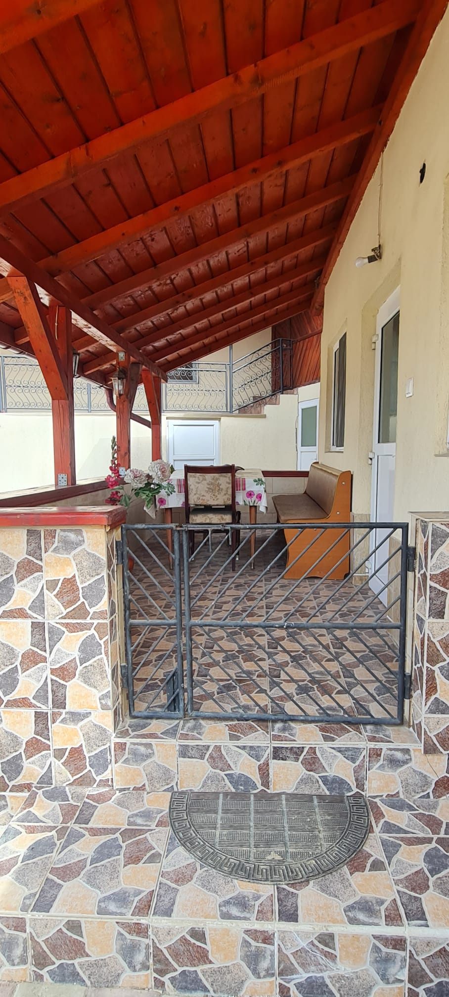 Terasa acoperita din lemn cu zona de relaxare - cazare Pietrari Valcea