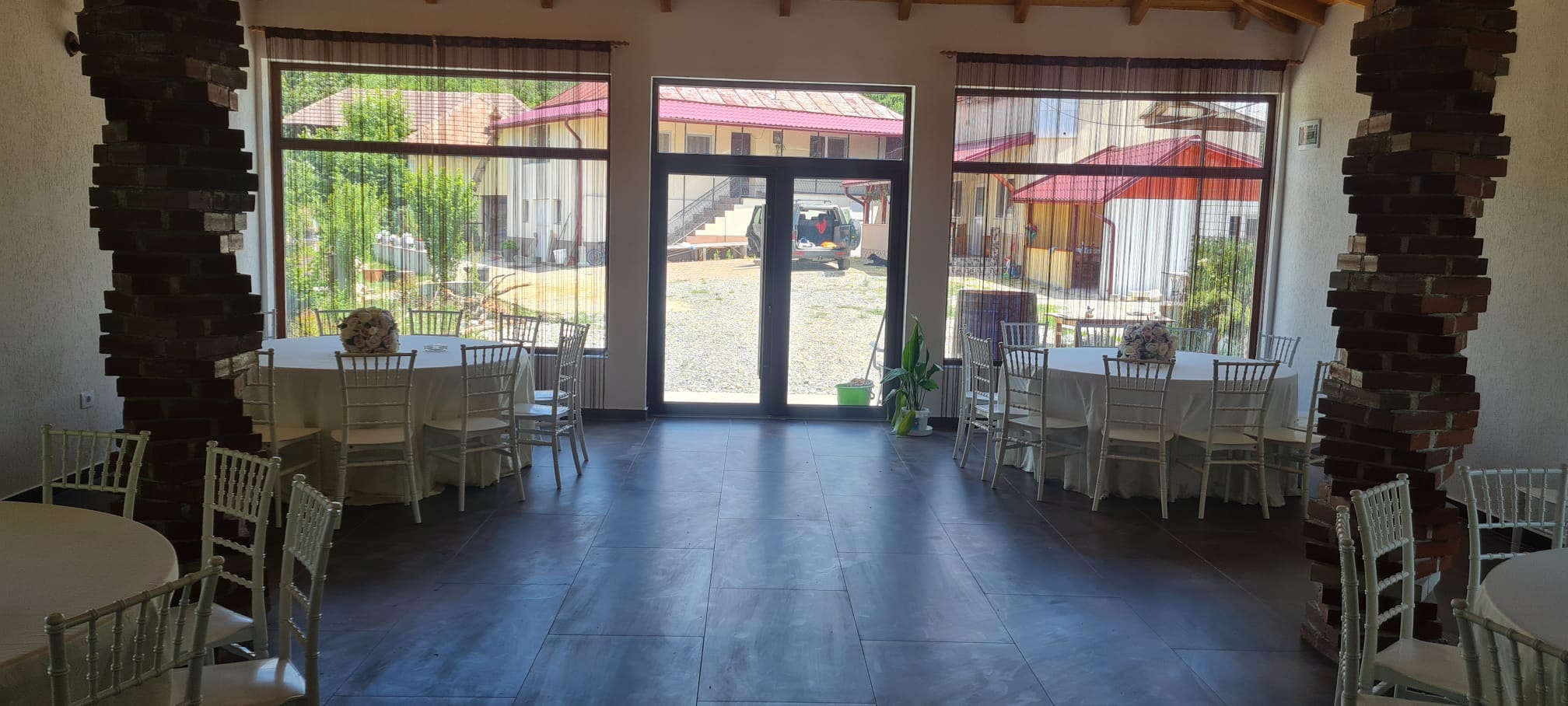 Sala de evenimente cu lumina naturala si decoratiuni elegante - nunti si botezuri la Vila Fane Valcea