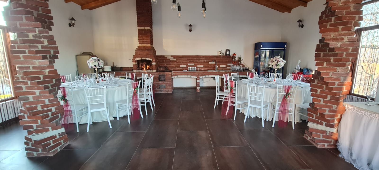 Sala de evenimente Valcea cu semineu si caramida expusa - nunti Vila Fane
