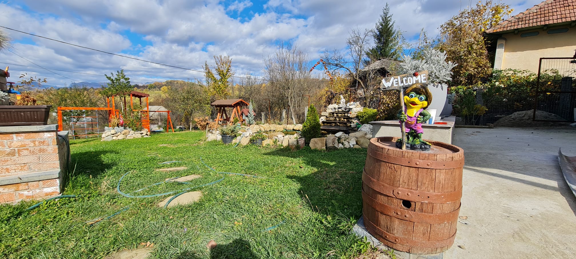 Sala de nunti Valcea - vedere completa cu mese, semineu si caramida expusa